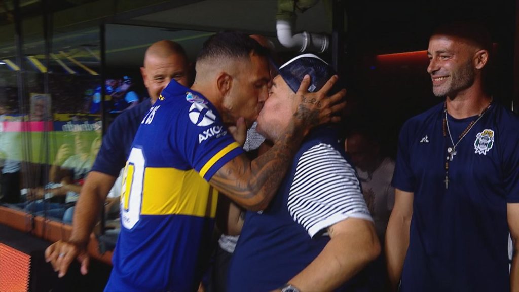 See what happened that made Carlos Tevez kiss Diego Maradona on his lips (Video)