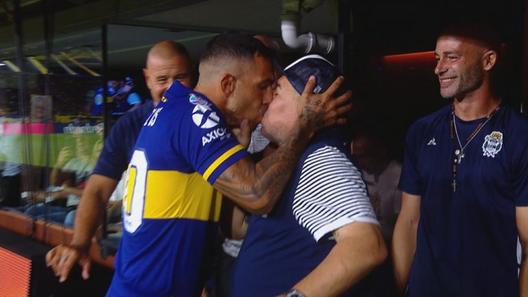 See what happened that made Carlos Tevez kiss Diego Maradona on his lips (Video)
