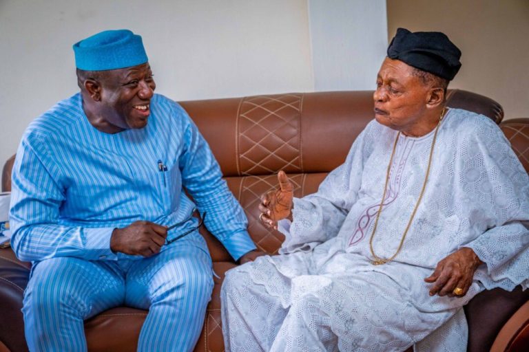 Photos : Governor Fayemi meets Alaafin of Oyo after receiving “Canon-loaded” letter from the Monarch  yesterday!