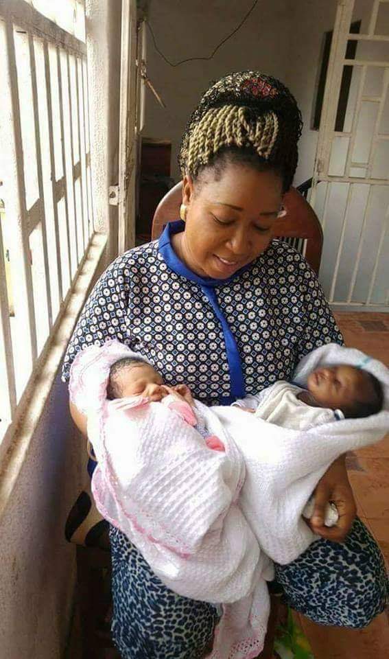 Amazing ! Lady gives birth to twins after 40 years of barrenness (See Pictures)