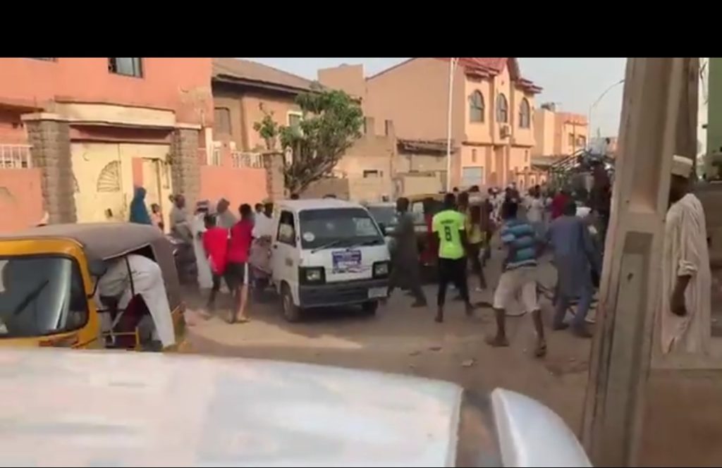 Kano State residents defy social distancing as they loot food items from van (See video)