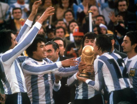 OTD in 1978: Mario Kempes scores 2 goals as Argentina beats the Netherlands, 3-1 after extra time to win the World Cup (video)