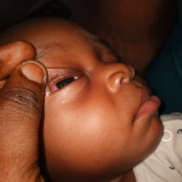 See how this woman and her three month old baby were allegedly beaten up by a SARS official in Ibadan (Video)