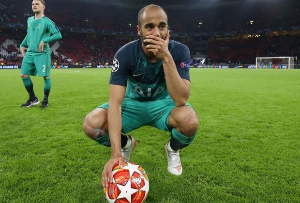 Look at what Lucas Moura does with his Ajax Champions League hattrick match ball 🤣🤣 (video)