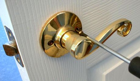 How to extract a broken key from your door knob! See video