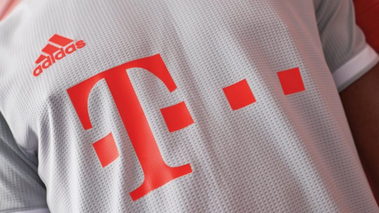 Bayern Munich drops their away kit for 2020/2021 season! It’s such a beauty 😍😍! See pictures 👇