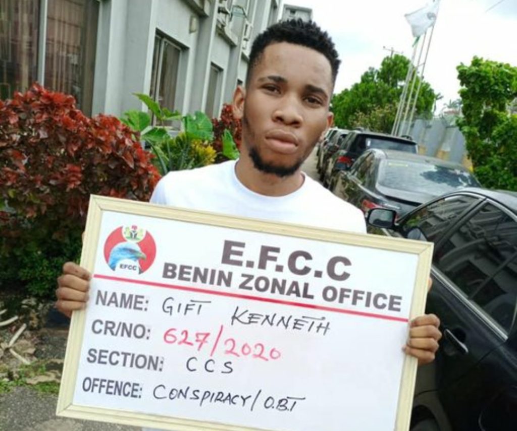 EFCC arrest 22 year old Uniport undergraduate, mother and girlfriend for suspected Internet Fraud! See pictures👇