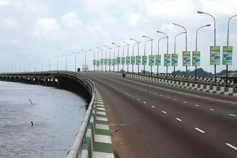 Police stop lady from committing suicide off Third Mainland Bridge!