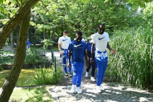 UCL: Chelsea players in a relaxed mood ahead of tonight's clash as they take a walk around Munich!Pictures 👇 3