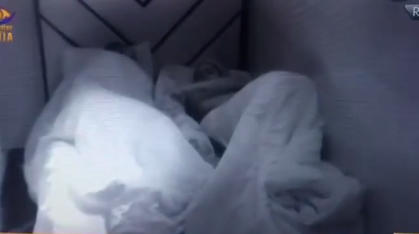 BBNaija 2020: Nengi creates separation on bed while sleeping with Ozo (video)