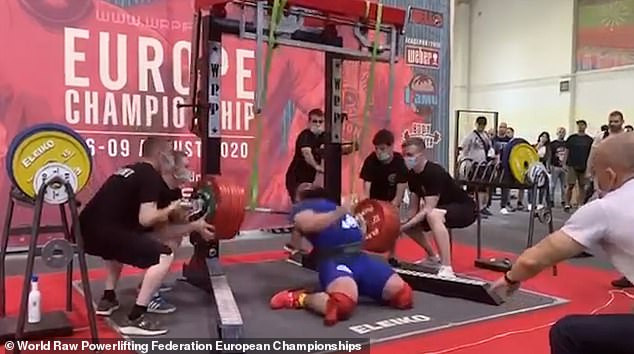 Russian power-lifter breaks both knees in 400kg squat attempt (video)