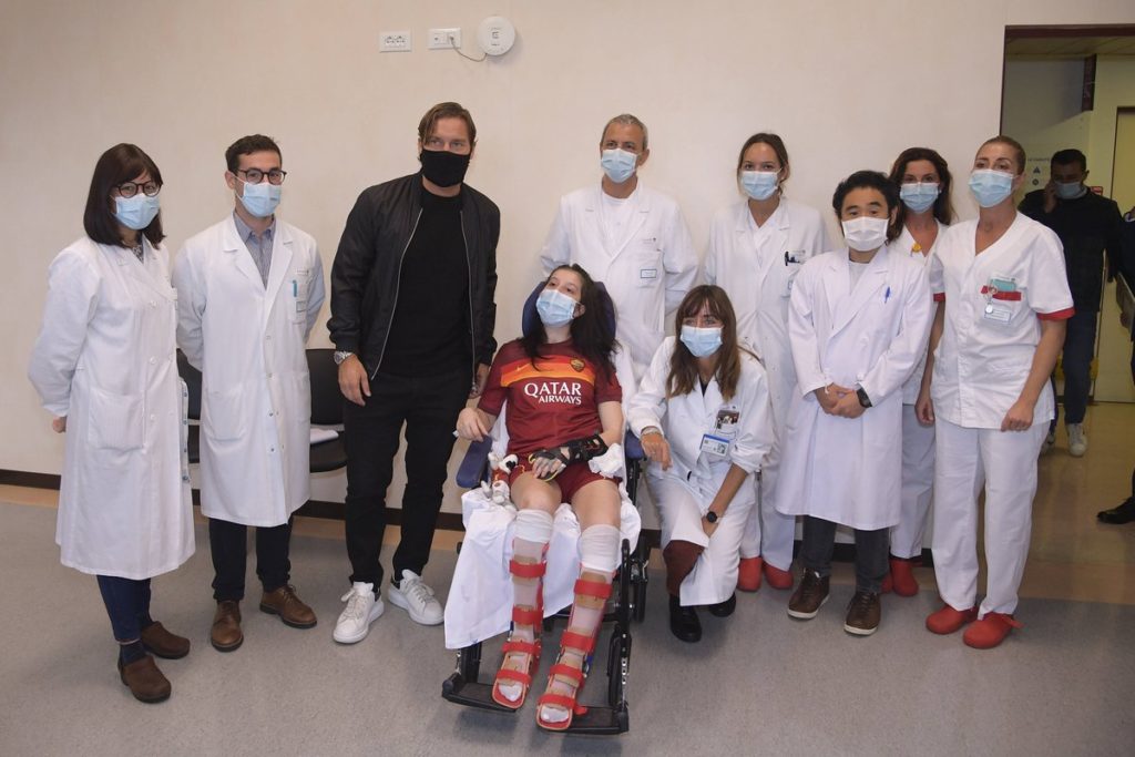 AS Roma legend, Francesco Totti visits fan who recently recovered from coma after a car accident! Photos 👇