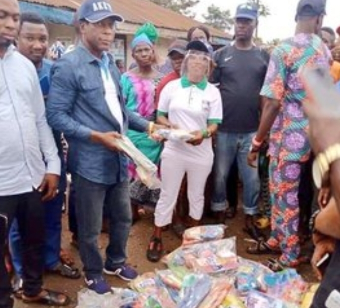All Progressive Congress volunteers share “Bread of life”, Dunlop slippers and Ludo game ahead of Ondo State Gubernatorial Election! Pictures 👇
