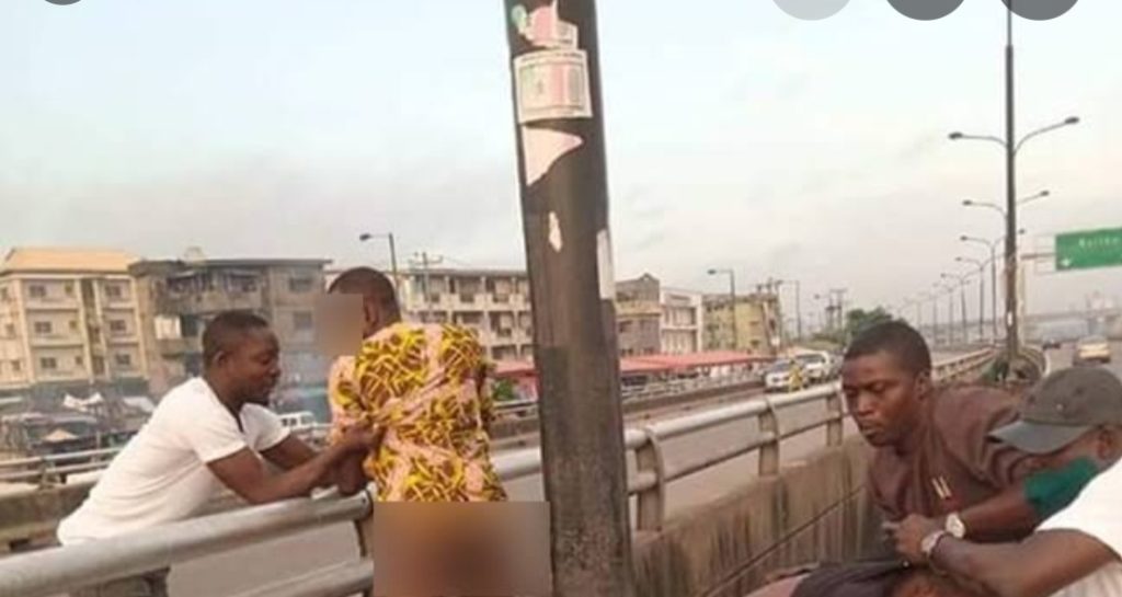 Rowdy Lagosians arrested for open defecation under Carter Bridge! Photos👇 (viewers discretion advised)