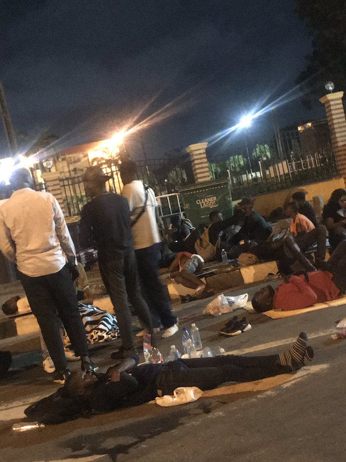 EndSARS: Resilient Lagos protesters spend the night at the state’s House of Assembly complex after police destroy their tents ! Pictures 👇