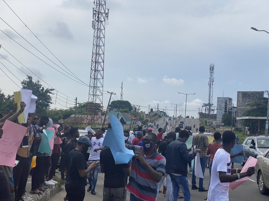 Photonews: “They killed my friend because he refused to unlock his phone” – Ibadan residents join nationwide #EndSARS protest!