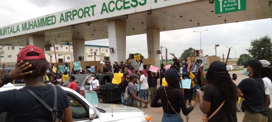 Lagos #EndSARS protesters block roads leading to International Airport! Video 👇