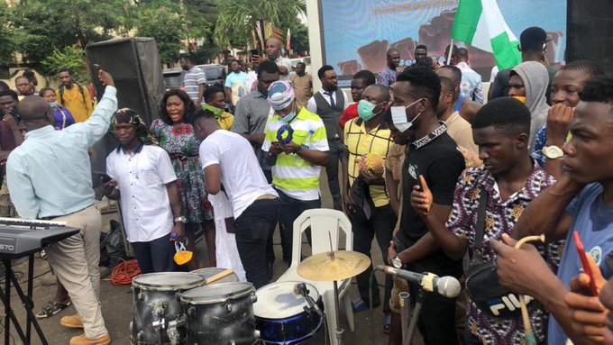 Lagos #EndSARS protesters hold Sunday Service in front of Government House! See pictures👇