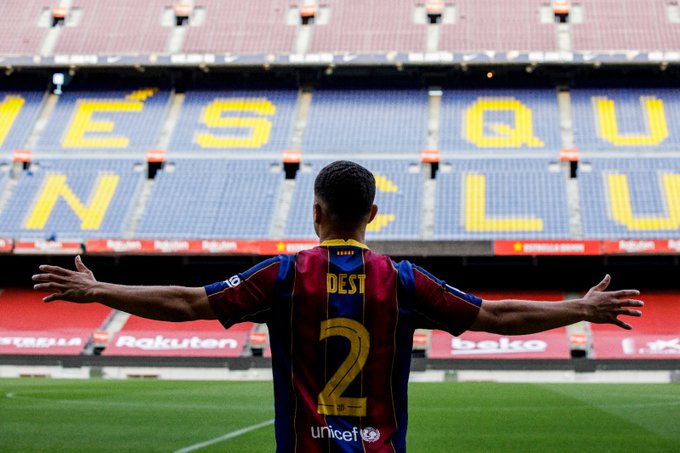 Barcelona unveil American right back Sergino Dest from Ajax (video)