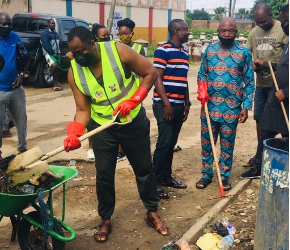 Nollywood actor and politician, Desmond Elliot participates in clean up exercise in Surulere! Pictures 👇