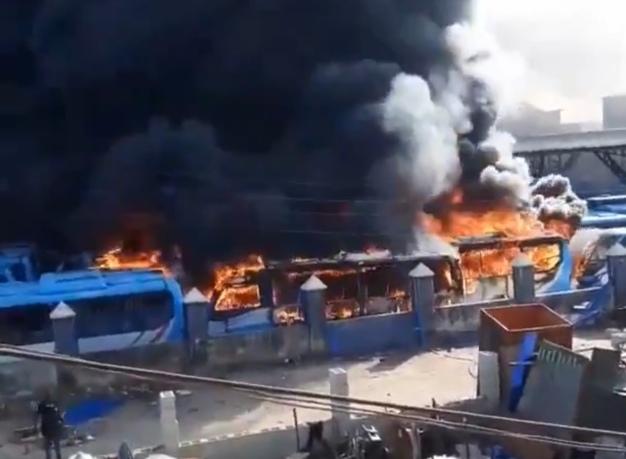 Just In: Five buses burnt as suspected thugs set fire on Oyingbo BRT Bus Stop! Video👇