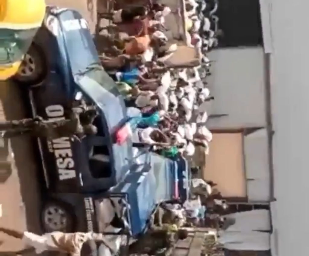 Watch Nigerian Army and Police on a joint “operation” loot COVID-19 Pallaitives in Lagos🤣🤣! Video👇