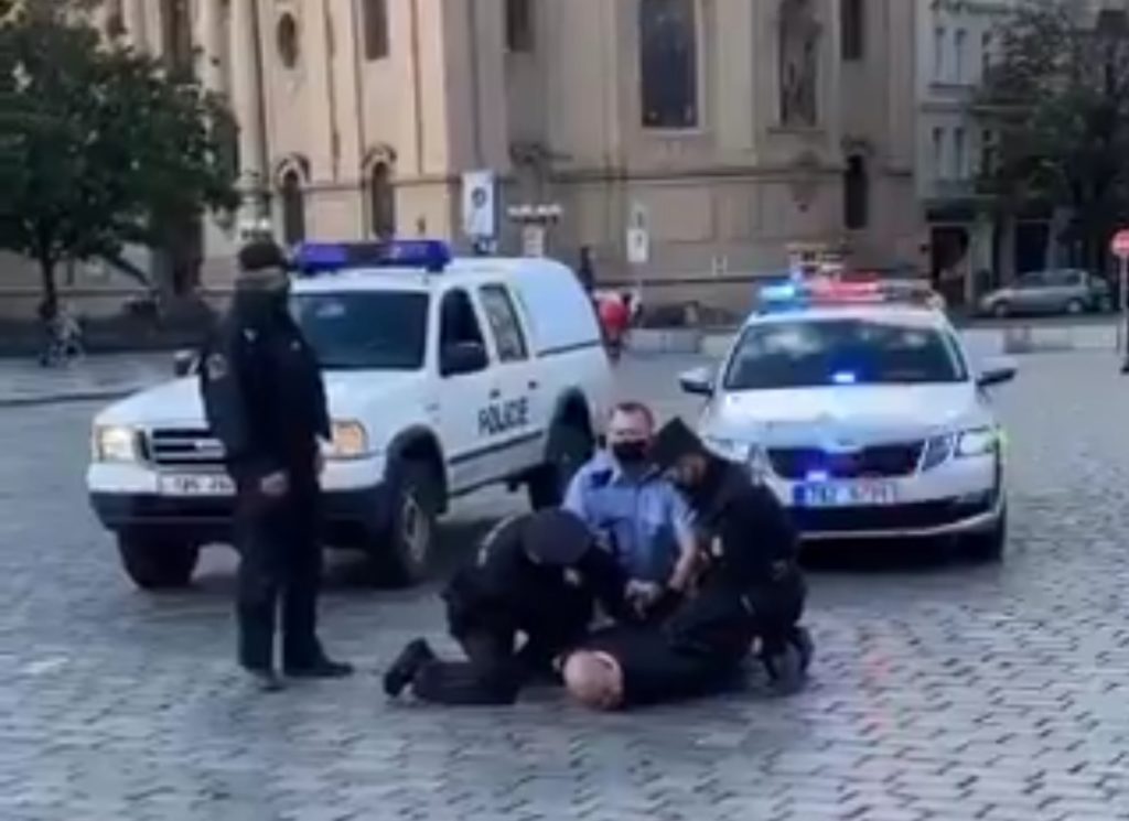 Watch how Czech Republic police apprehended man who tried to disrupt peaceful #EndSARS protest in Prague! Video👇