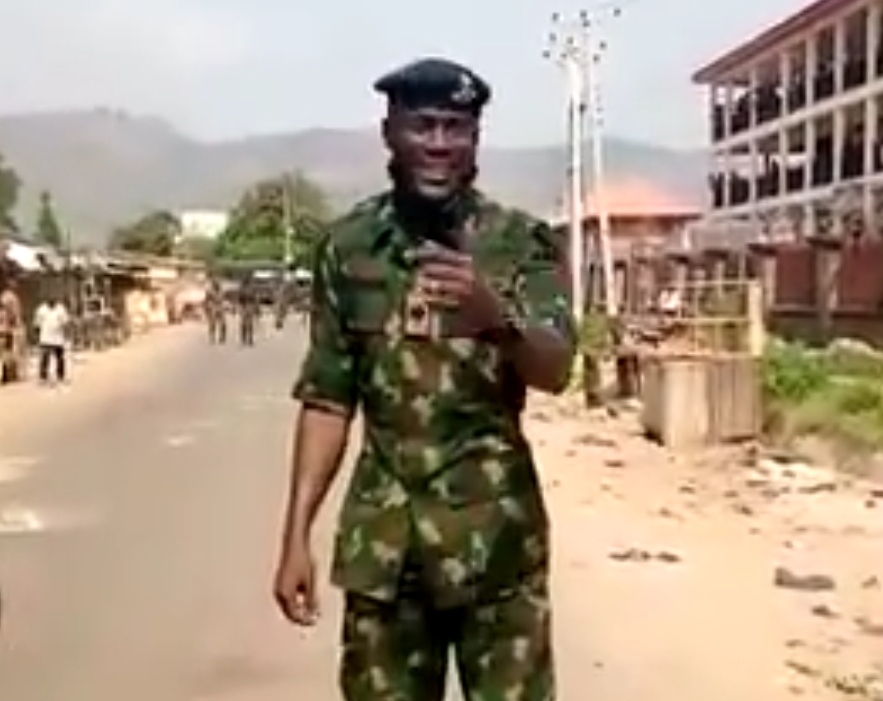 Watch how this Nigerian Army officer with his powerful speech, stopped youths from looting in Abuja! Video👇