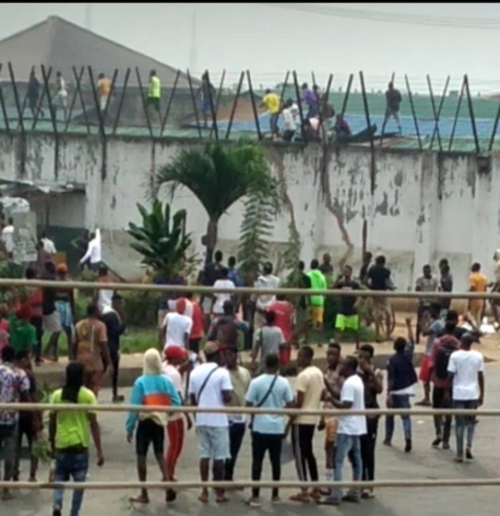 Just In: Suspected thugs break into Benin Prison, set inmates free! Videos 👇