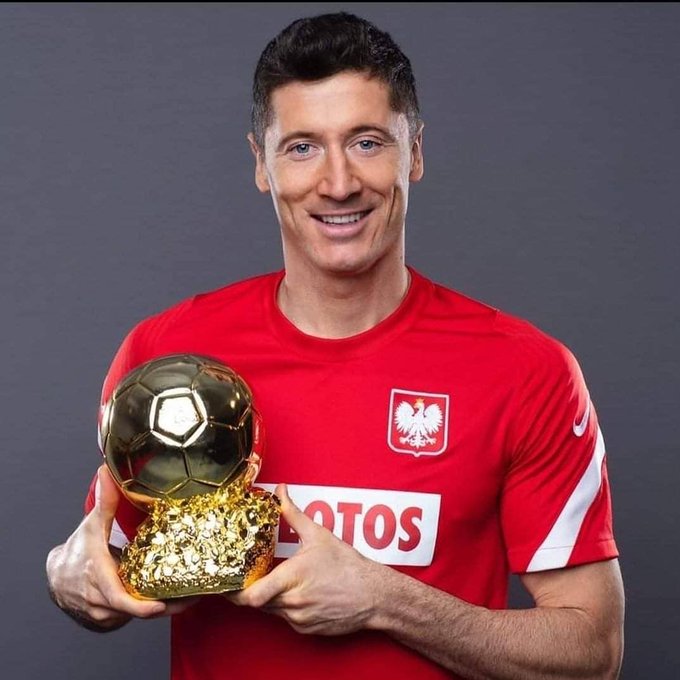 Robert Lewandowski receives Ballon d’Or from Poland fans (video)