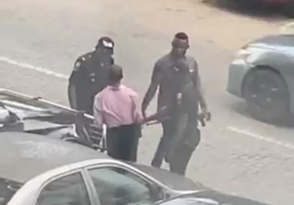 Nigerian Police back at assualting innocent citizens! Video👇