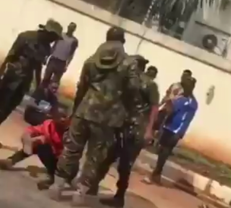 Watch Nigerian Army officers brutalise an innocent citizen in Asaba! Video👇