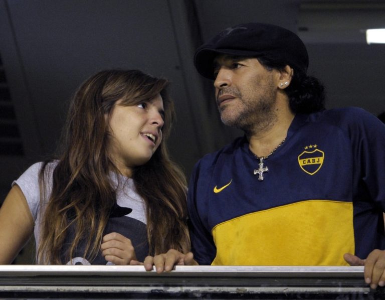 Maradona’s daughter, Dalma in tears as Boca Juniors players pay tribute to her father! Video👇