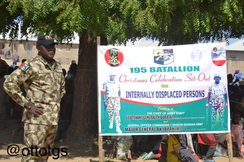 Army GOC presents Christmas gifts to displaced persons in Borno State! See pictures 👇