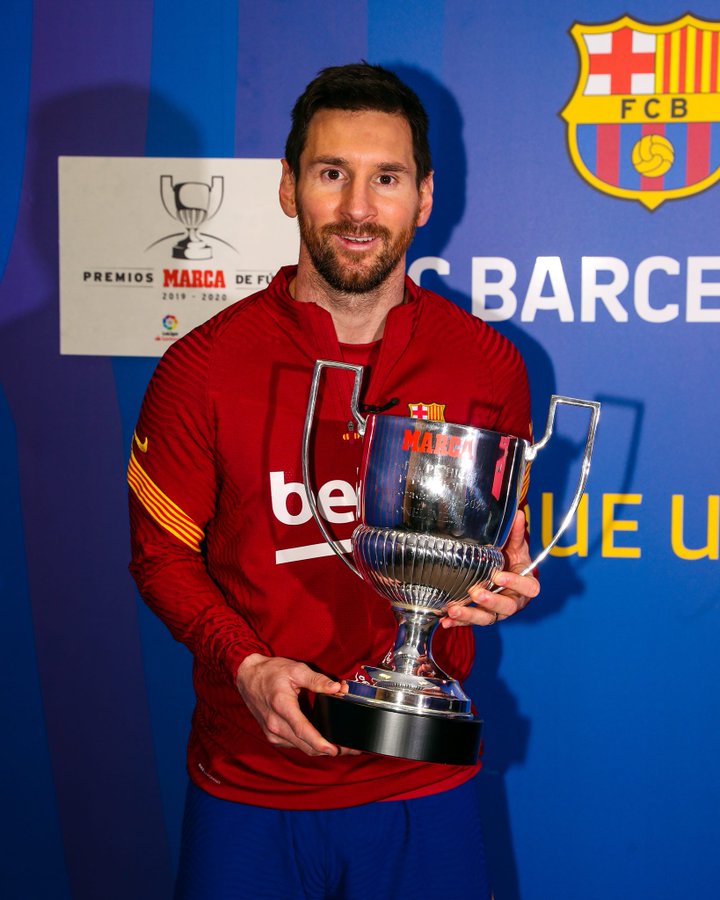 Lionel Messi receives 7th Pichichi trophy (video)
