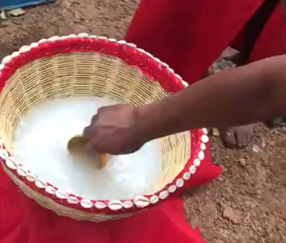 See shocking scene as woven basket retains palm-wine without leaking in Enugu State😳! Video👇