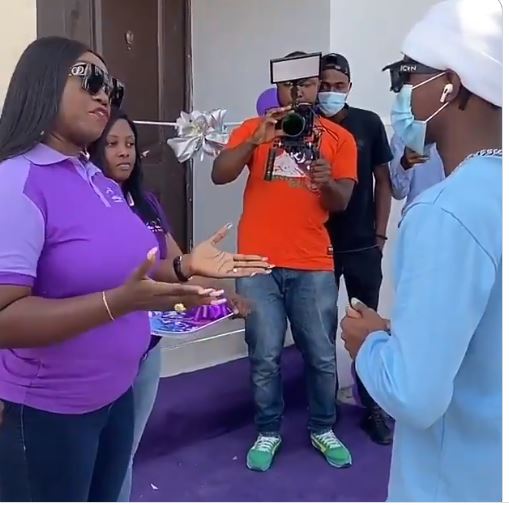 BBNaija 2020 winner, Laycon finally receives keys to the 2-bedroom apartment he won from the show! Video👇
