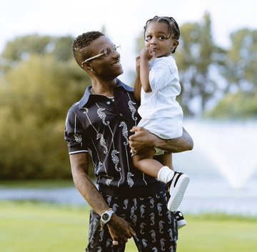 Watch moment as Wizkid cautions his son, Zion not to take Alcohol! Video👇
