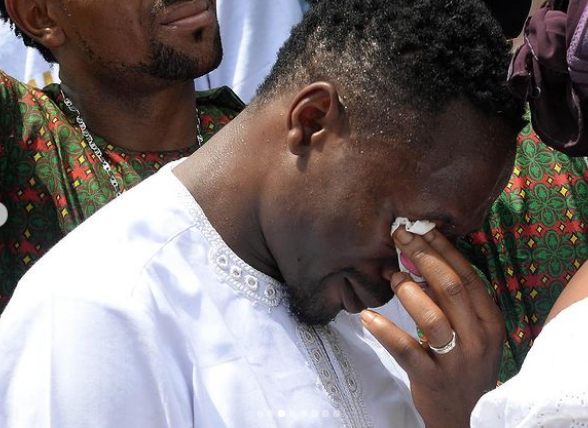 Super Eagles captain Ahmed Musa in tears at mother’s burial
