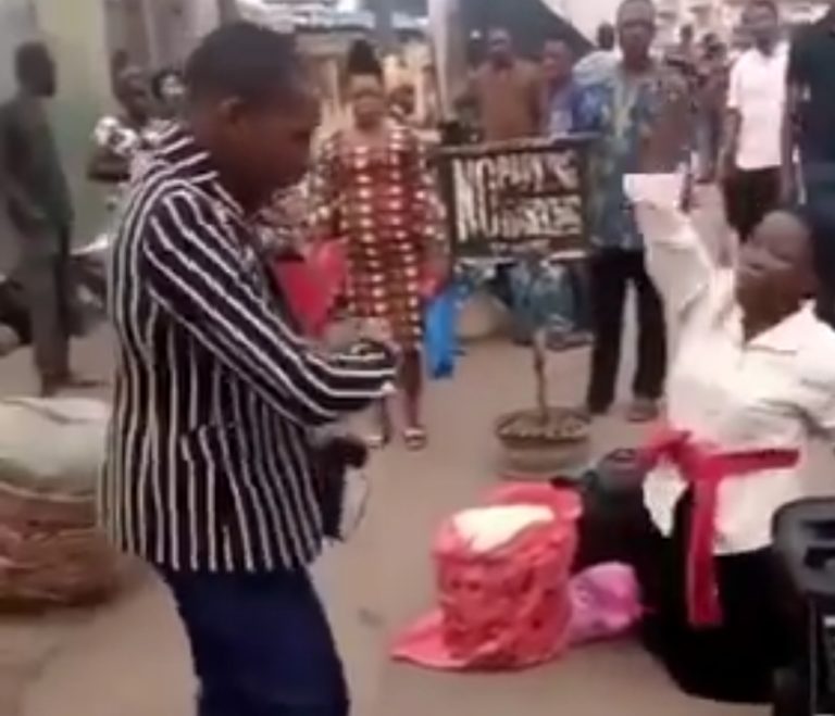 Watch how two Preachers fight over preaching space in Lagos! Video👇