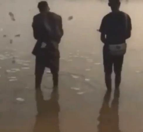 Suspected yahoo boys throw money in the river for ritual (video)