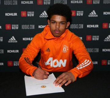 Nigerian winger, Shola Shoretire signs first professional contract with Manchester United!