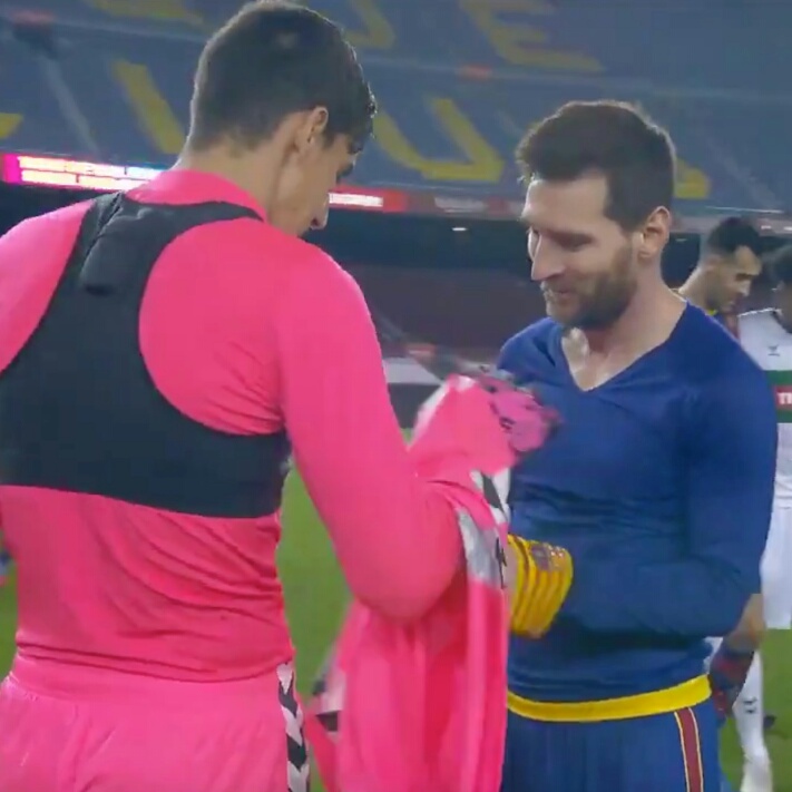 Elche goalkeeper Badia couldn’t believe his ears when Lionel Messi asked him for his shirt [See pictures]