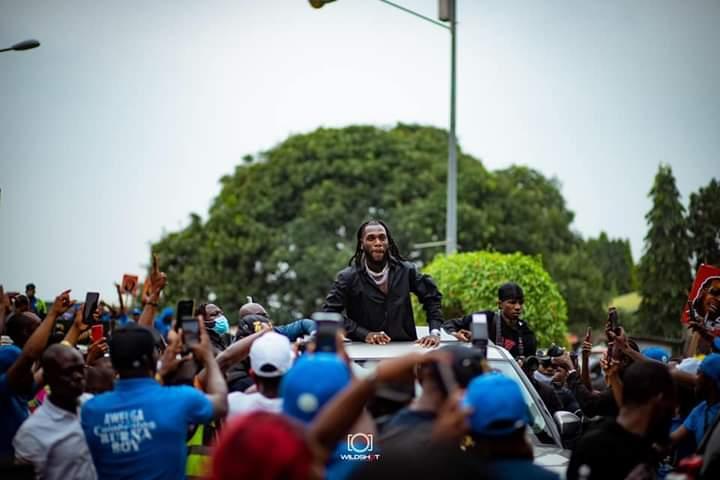 Burna Boy gifts Rivers Community food packs in celebration of his Grammy Award! Pictures👇