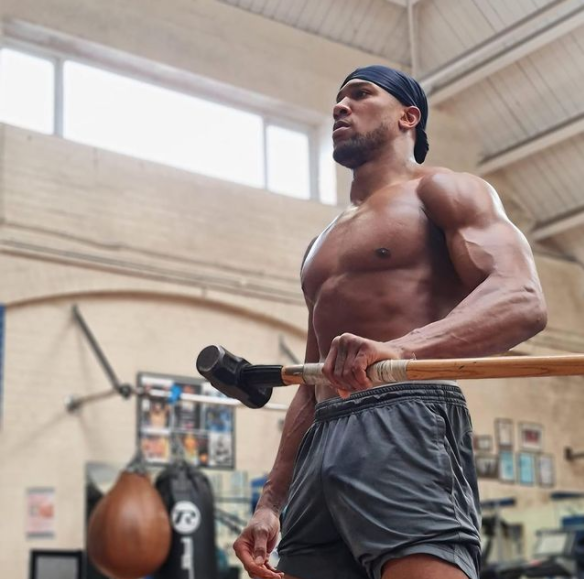 Picture of Anthony Joshua causes commotion online