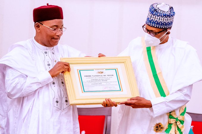 Buhari decorated by Niger Republic President (video)