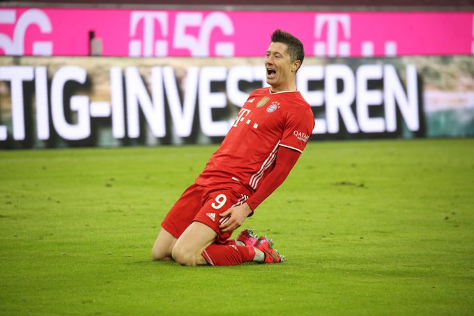 Lewandowski scores hat-trick as Bayern Munich come back to beat Borussia Dortmund