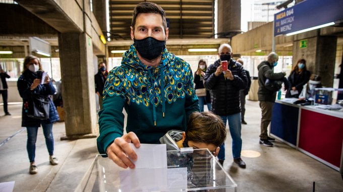 Messi leads Barcelona stars to vote in Presidential election (video)