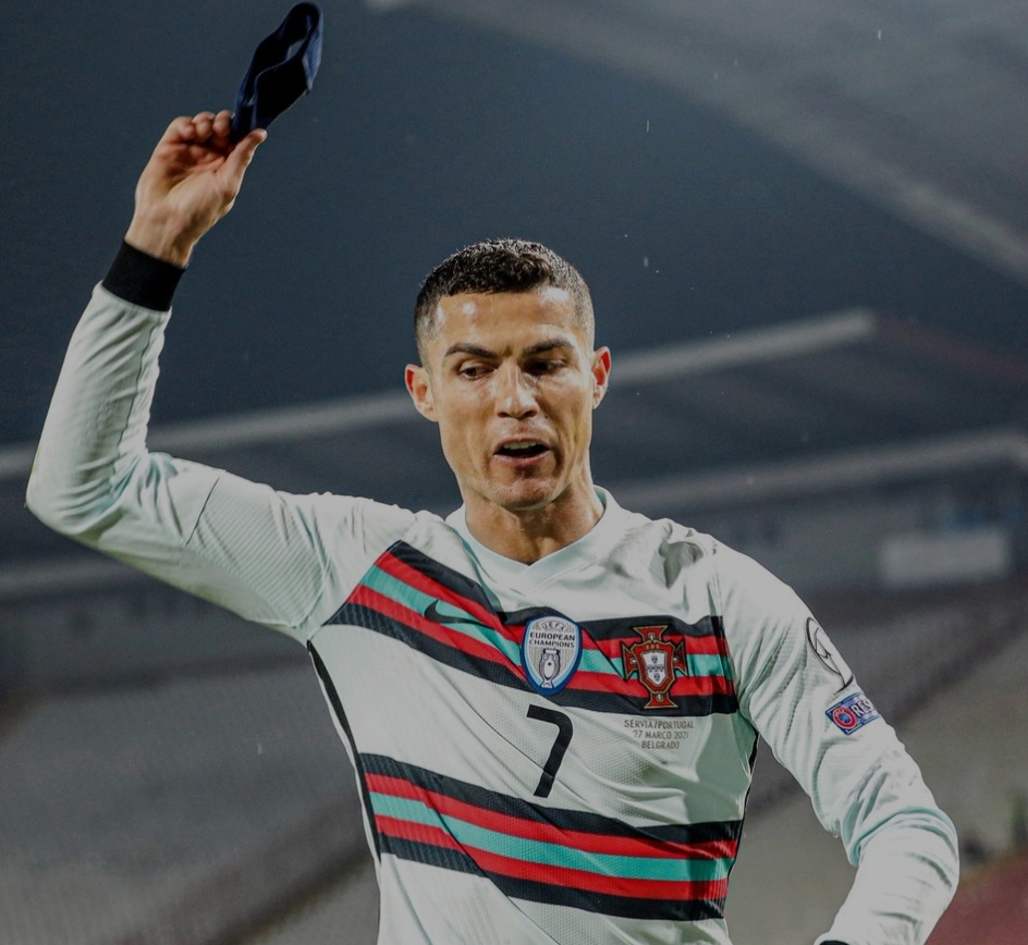 Cristiano Ronaldo’s armband placed on auction in Serbia!