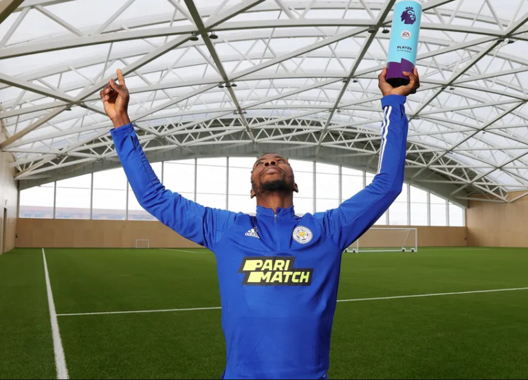 Should Premier League Player of the month winner Kelechi Iheanacho sign an extension with Leicester City?